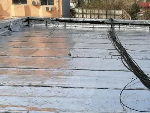 大名卫生间漏水维修公司分享下大名屋面楼顶防水刚性防水层施工要点。